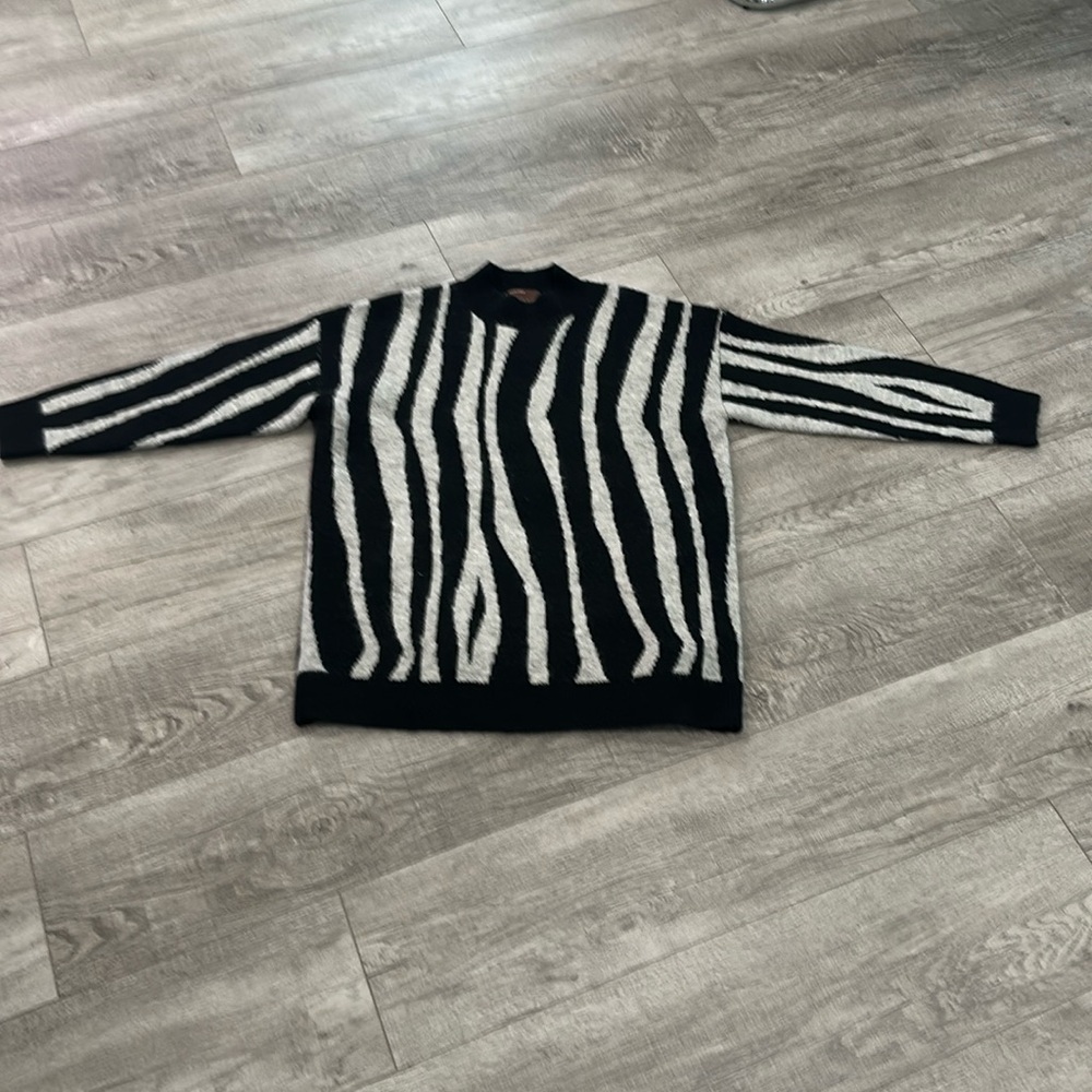 Kerisma size S/M Black & Gray Sweater